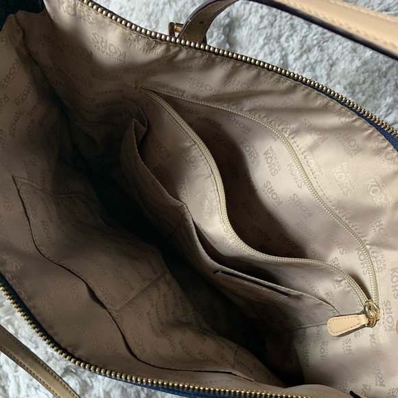 Michael Kors Jet Set Travel Navy Blue bag. - Picture 4 of 6